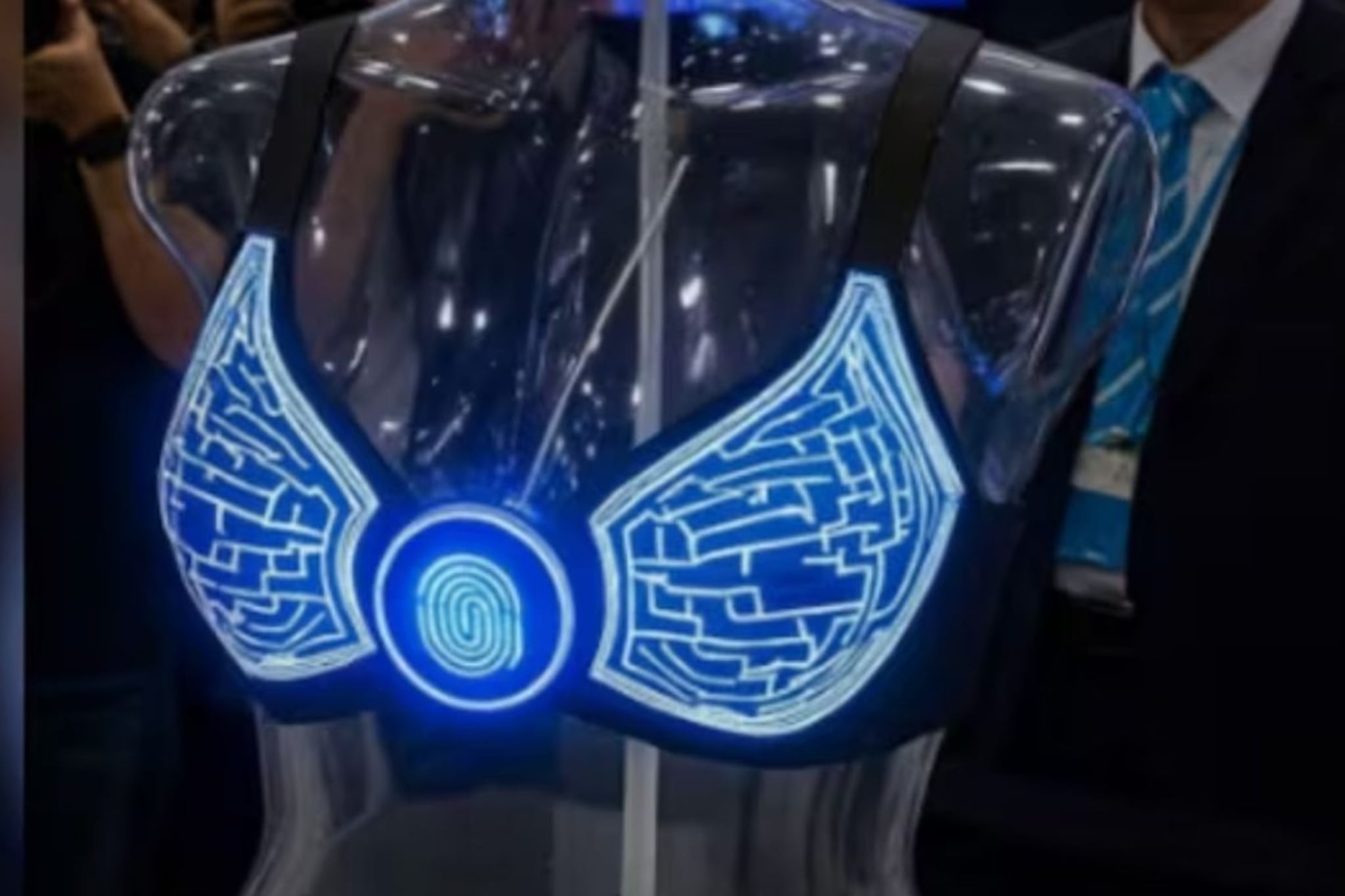 आता आली स्मार्ट ब्रा; हुक नाही, फिंगरप्रिंटनेच उघडता येणार