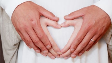 मुलीला जन्म देताच कपल धक्क्यात! वडिलांनी केली DNA टेस्ट, रिपोर्ट पाहून आई स्तब्ध मुलीला जन्म देताच कपल धक्क्यात! वडिलांनी केली DNA टेस्ट, रिपोर्ट पाहून आई स्तब्ध