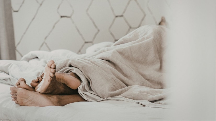 45 वर्षाखालील पती-पत्नीने आठवड्यातून 2 वेळा आणि 45 वर्षांवरील जोडप्याने आठवड्यातून एकदा शरीससंबंध ठेवावे, यामुळे मानसिक आणि हॉर्मोनल आरोग्य उत्तम राहतं आणि आयुष्य वाढतं, असं डॉ. मुळे यांनी सांगितलं.