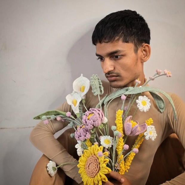 त्याने क्रोशापासून एक सुंदर फूल तयार केलं. त्याचे हे काम पाहून मित्र इतके अवाक झाले की, त्यांना विश्वासच बसत नव्हता. तिथूनच त्याच्या सोशल मीडियाच्या प्रवासाला सुरुवात झाली आणि त्याची क्रोशा कलेची एक 'रील' प्रचंड व्हायरल झाली.