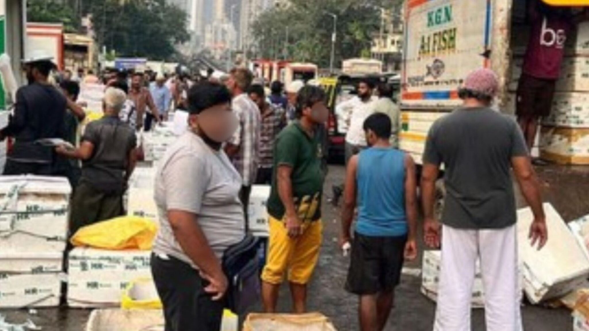 दादरमध्ये मच्छीमार्केटवर संताप! स्थानिकांचा रास्ता रोको, भाजपचा थेट पाठिंबा