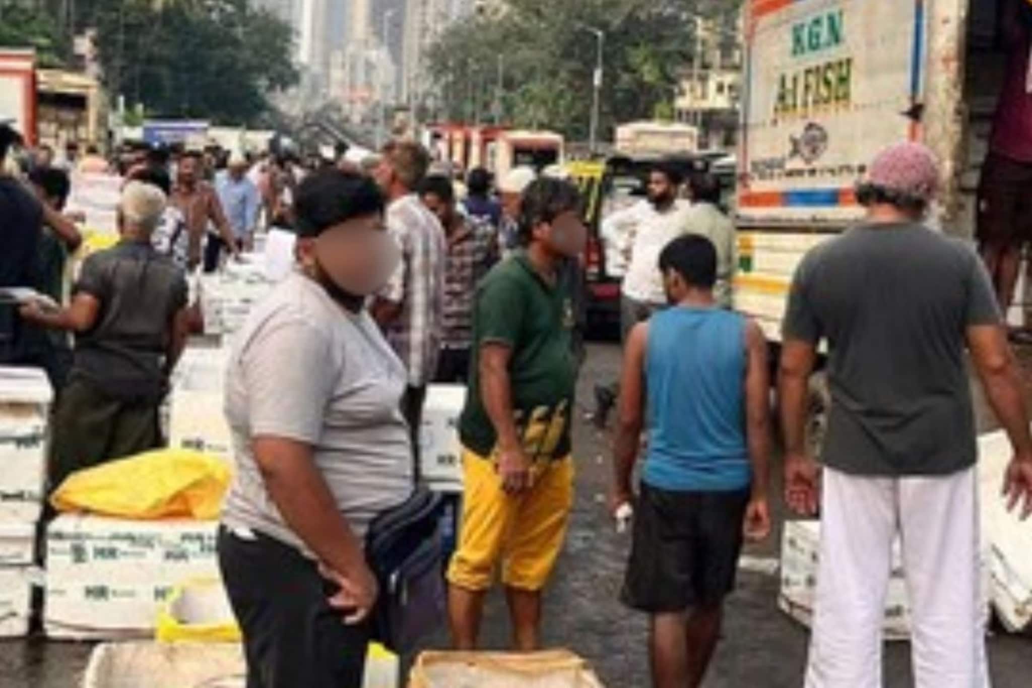 Mumbai News: दादरमध्ये मच्छीमार्केटवर संताप! स्थानिकांचा रास्ता रोको, भाजपचा थेट पाठिंबा Mumbai News: दादरमध्ये मच्छीमार्केटवर संताप! स्थानिकांचा रास्ता रोको, भाजपचा थेट पाठिंबा