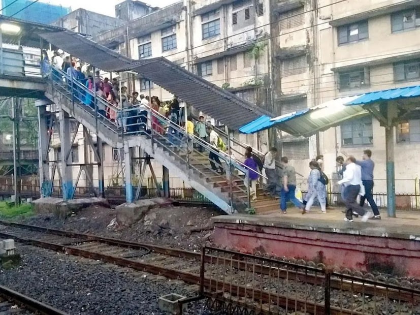  असंही म्हटलं जातं की, दादरमधून जाणाऱ्या दोन वेगवेगळ्या मार्गांमुळे तिथे दोन भाग निर्माण झाले होते. दोन्ही भाग जोडण्यासाठी आणि लोकांना ये जा करण्यासाठी एक ब्रीज निर्माण करण्यात आला. ब्रीजला मराठीत दादर म्हटले जाते. त्यामुळे त्यास दादर असेही म्हटले गेले. दादर हे ठिकाण मुंबईतील प्रसिद्ध ठिकाण आहे.