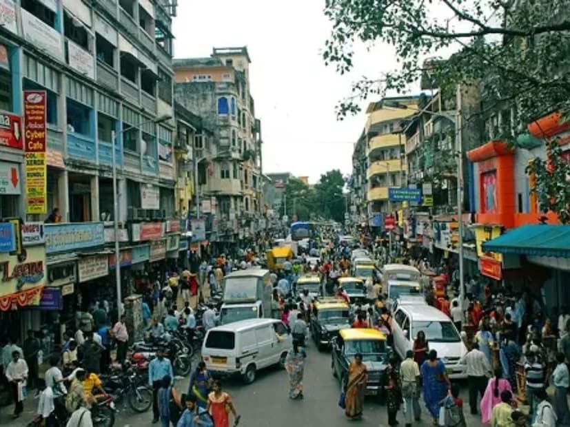  खरंतर, खोत हे एक जमीनदार होते. हे नाव सुद्धा तिथे स्थायिक असणाऱ्या एका कुटुंबावरून पडले. 1900च्या दशकात, मुंबईत अनेक ऑफिसेसची सुरूवात झाली, लोकसंख्या वाढत गेली. शिवाय, दादरचे शहरीकरण होत गेले. या भागात रेल्वे स्टेशन बांधले गेले आणि त्याचे नाव ठेवण्यात आले 'दादर', जे त्यावेळी असलेल्या गावाचे अधिक प्रचलित नाव होते.