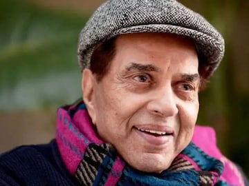 'रामायण'मधील लक्ष्मणाने धर्मेंद्र यांच्याकडून घेतलेली ही मौल्यवान गोष्ट 'रामायण'मधील लक्ष्मणाने धर्मेंद्र यांच्याकडून घेतलेली ही मौल्यवान गोष्ट