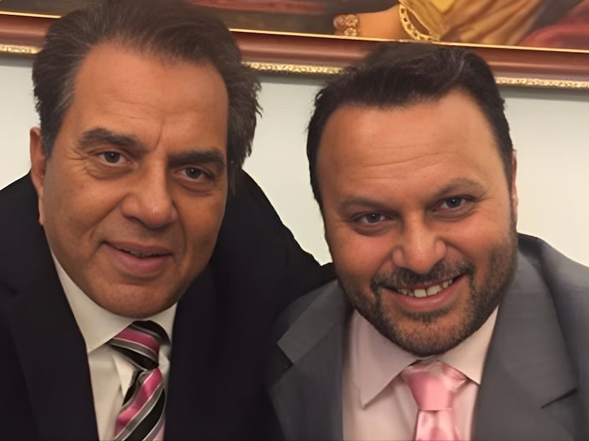 बॉलिवूडचे प्रसिद्ध दिग्दर्शक अनिल शर्मा यांनी नुकतंच दिवंगत अभिनेते धर्मेंद्र यांच्यासोबतच्या शेवटच्या भेटीबाबत भाष्य केलं आहे. अनिल शर्मा यांच्याकडे धर्मेंद्र यांनी आपली एक खास इच्छा व्यक्त केली होती. बॉलिवूडचे प्रसिद्ध दिग्दर्शक अनिल शर्मा यांनी नुकतंच दिवंगत अभिनेते धर्मेंद्र यांच्यासोबतच्या शेवटच्या भेटीबाबत भाष्य केलं आहे. अनिल शर्मा यांच्याकडे धर्मेंद्र यांनी आपली एक खास इच्छा व्यक्त केली होती.