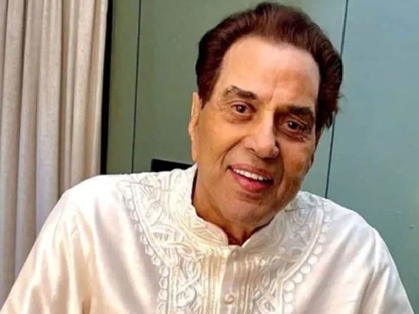  धर्मेंद्र यांच्यासोबतच्या शेवटच्या भेटीची आठवण सांगताना अनिल शर्मा म्हणाले, "मी सप्टेंबरमध्ये बॉबी देओलला भेटायला त्यांच्या घरी गेलो होतो. धर्मेंद्रजी तिथेच बसले होते. बरेच लोक त्यांना भेटायला येत होते आणि ते सर्वांशी बोलत होते. मीही त्यांना भेटलो. त्यांनी मला मिठी मारली आणि माझी विचारपूस केली".