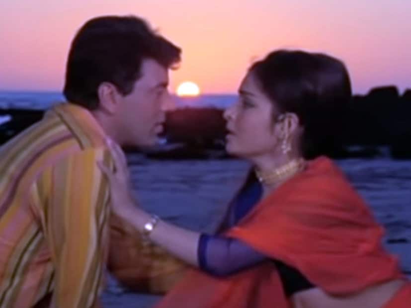  'झिलमिल सितारों का आंगन होगा' या गाण्यात एका गरीब मुलाची आणि श्रीमंत मुलीची गोष्ट दाखवण्यात आली आहे. आजही हे गाणं अनेकांना वेड लावतं.