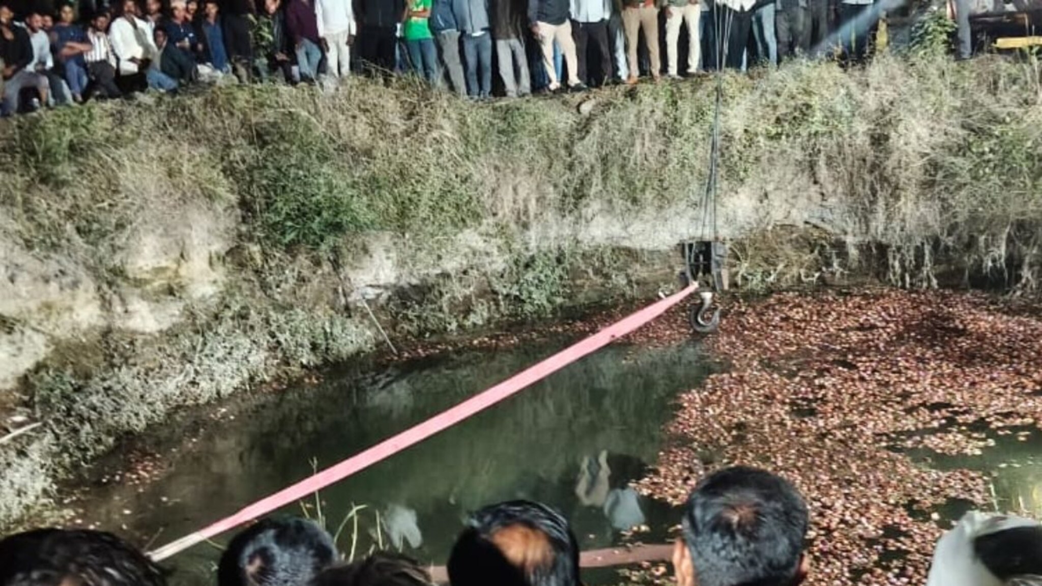 उतारावर ट्रॅक्टर लावला, दोन मुली खेळता खेळता आक्रित घडलं, कुटुंबियांचा काळीज चिर