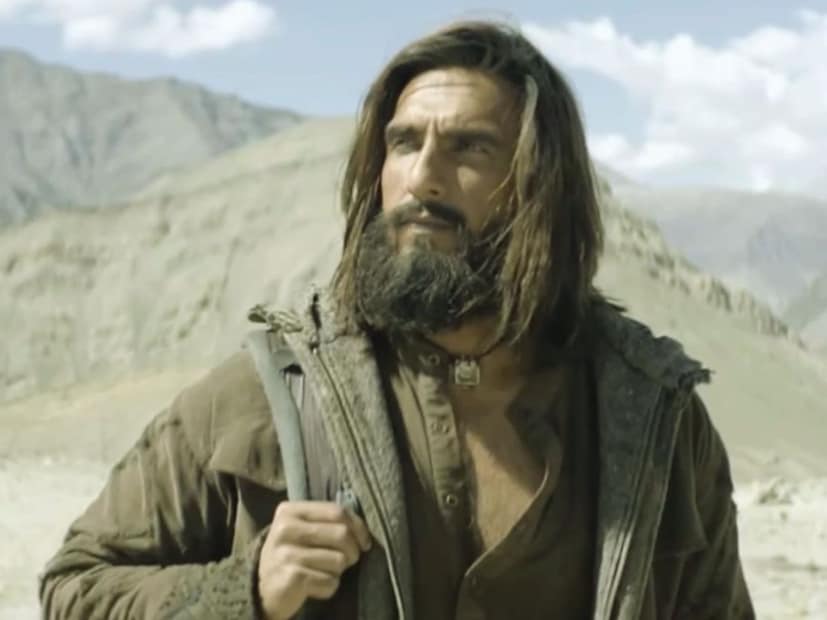  ‘धुरंधर’ने सुरुवातीपासूनच बॉक्स ऑफिसवर कब्जा केला आहे आणि दुसऱ्या दिवशीही चित्रपटाने डबल डिजिटमध्ये कमाई केली. बॉक्स ऑफिसवर ‘धुरंधर’ पैशांचा पाऊस पाडलेला पाहायला मिळत आहे.