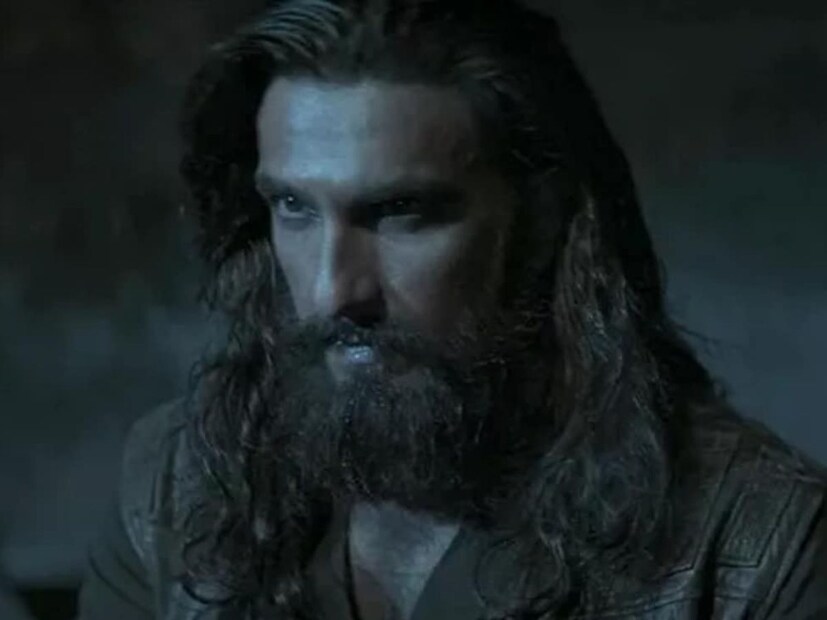  'धुरंधर' या चित्रपटाचा ट्रेलर रिलीज झाल्यापासूनच 'उरी: द सर्जिकल स्ट्राइक'चे दिग्दर्शक आदित्य धर यावेळी काहीतरी वेगळं घेऊन येणार असा अंदाज होता. 'धुरंधर' हा चित्रपट रिलीजआधीपासूनच चर्चेत आहे. रणवीर सिंह, संजय दत्त, आर. माधवन, अक्षय खन्ना, अर्जुन रामपाल, सारा अर्जुन, राकेश बेदी, सौम्या टंडन हे कलाकार या चित्रपटात महत्त्वाच्या भूमिकेत आहेत.