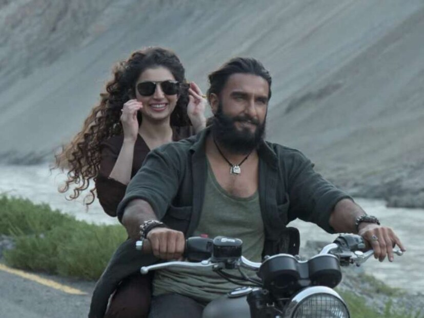  'धुरंधर' या चित्रपटाने रिलीजच्या सात दिवसांतच बॉलिवूडच्या अनेक बिग बजेट चित्रपटांना मागे टाकलं आहे. यात 'सिकंदर' (109.83 कोटी), 'रॉकी और रानी की प्रेम कहानी' (153.55 कोटी), 'रेड 2' 173.05 कोटी या चित्रपटांचा समावेश आहे.