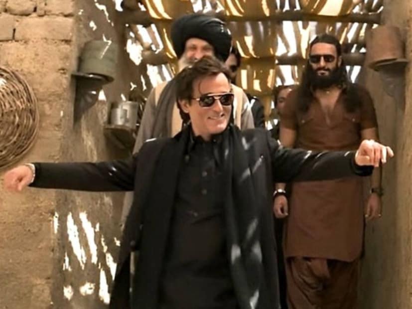 १९८० मध्ये जन्मलेल्या रहमान डकैतने फार कमी वयात गुन्हेगारी जगताची वाट धरली. खून, खंडणी, तस्करी अशा अनेक गंभीर आरोपांमुळे २१ वर्षांचा असतानाच लियारीमध्ये त्याची दहशत पसरली.