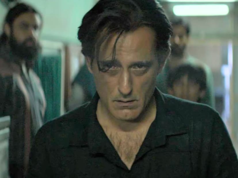 ‘धुरंधर’ चित्रपट एकीकडे बॉक्स ऑफिसवर धडाकेबाज कमाई करत आहे, तर दुसरीकडे सोशल मीडियावर अक्षय खन्ना आपल्या रहमान डकैत या भूमिकेमुळे तुफान ट्रेंड होत आहे. अक्षय खन्नाने साकारलेला हा खतरनाक गँगस्टर प्रेक्षकांच्या अंगावर शहारे आणतो. ज्याच्या दहशतीने कधी लोक थरथर कापत असत, त्याच्या कारनाम्यांची आठवणही लोकांना हादरवून टाकणारी. चित्रपटात अक्षय खन्नाचा अभिनय इतका प्रभावी आहे की इतर सर्व कलाकारांवर तो भारी पडताना दिसतो.