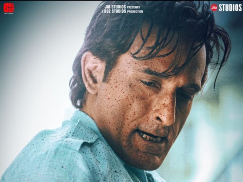 रहमान डकैतचे खरे नाव सरदार अब्दुल रहमान बलोच होते. पाकिस्तानचा हा कुख्यात गुंड 2000 च्या दशकात लियारीमध्ये दहशत पसरवत होता. 1975 मध्ये जन्मलेल्या रहमानने किशोरवयातच ड्रग्जची विक्री सुरू केली. फक्त 13 व्या वर्षी एका व्यक्तीला चाकू मारत त्याने पहिल्यांदा खून करण्याचा प्रयत्न केला. एक्सप्रेस ट्रिब्यूननुसार, 19 वर्षांचा असताना त्याने स्वतःच्या आईचा गळा दाबून खून केला आणि तिचे शव पंख्याला टांगून आत्महत्येसारखे भासवले. थोड्याफार क्रिएटिव बदलांसह ‘धुरंधर’मध्येही हा प्रसंग दाखवला आहे. 