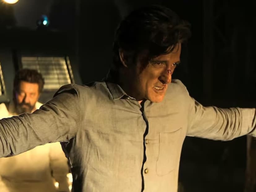 रणवीर सिंगने साकारलेला हमजा हा एक भारतीय गुप्तहेर आहे. तो रहमानच्या गँगमध्ये घुसखोरी करून त्याचा नाश करण्याचा प्रयत्न करतो आणि त्याचबरोबर ISI आणि गुन्हेगारी नेटवर्कमधील संबंधांची माहिती भारतीय गुप्तचर यंत्रणांना पुरवतो.