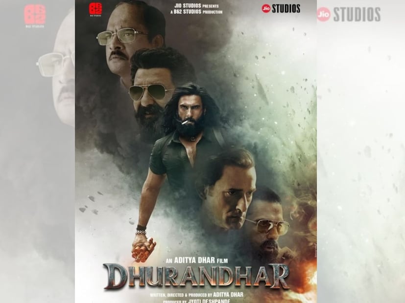 निर्देशक आदित्य धर यांची ही फिल्म वास्तवातील घटनांवर आधारित आहे. भारत–पाकिस्तानमधील दहशतवादविरोधी ऑपरेशन्सवर आधारलेल्या या कथानकाची पार्श्वभूमी 2000 च्या दशकाच्या शेवटच्या काळातील कराचीच्या लियारी भागाची आहे. जो गँग युद्ध आणि गुन्हेगारीसाठी कुप्रसिद्ध. अक्षय खन्ना रहमानची भूमिका करताना दिसतो, जो आपल्या चुलत भावासह म्हणजेच उजैर बलोचसोबत लियारीवर राज्य गाजवत होता.