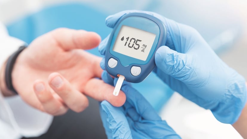 आता ही सर्जरी कोणती? तर मेटाबॉलिक सर्जरी. 2 तासांची ही शस्त्रक्रिया आहे. डॉक्टरांनी स्पष्ट केलं की ही शस्त्रक्रिया स्वादुपिंडावर नाही तर पोट आणि आतड्यांवर केली जाते. पोट आणि आतड्यांचं स्ट्रक्चर बदललं जातं. पोटाचा भाग कापला जातो आणि तो लहान आतड्यांशी जोडला जातो. ज्यामुळे अन्न अन्नवाहिनेतून पोटात न जाता थेट आतड्यात जातं. ते GLP-1 सारखे हार्मोन्स सोडतं, जे इन्सुलिन वाढवतं, रक्तातील साखर, ट्रायग्लिसराइड्स, लिपिड प्रोफाइल, प्रोटीन युरिया आणि एकूण चयापचय आरोग्य सामान्य करतं. एकंदर सर्जरीनंतर मेटाबॉलिझ्म प्रक्रियेत बदल होतो. अन्न लवकर पचतं आणि शरीरातील इन्सुलिन सेन्सिटिव्हीटी वाढते. ज्यामुळे एका दिवसात ब्लड शुगर नैसर्गिकरित्या कमी होतं आणि शुगरच्या गोळ्या बंद कराव्या लागतात.