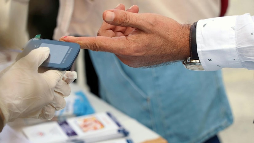 डॉ. मंजुनाथ यांना सांगितलं की, गेल्या दीड वर्षात 120 रुग्णांवर लठ्ठपणाची शस्त्रक्रिया करण्यात आली आहे, त्यापैकी 30% रुग्णांमध्ये साखरेची पातळी अनियंत्रित होती. या रुग्णांपैकी एक खासदार ज्यांचा बीएमआय 27 आणि एचबीए1सी 11.7 होता. त्यांचा उपवासातील साखरेचा स्तर 300 पेक्षा जास्त होता आणि त्यांची जेवणानंतरची साखरेची पातळी 390 होती. सुमारे 10 वर्षे टाइप 2 मधुमेहाने ग्रस्त राहिल्यानंतर खासदारांनी त्यांच्या पोटावर आणि आतड्यांवर शस्त्रक्रिया केली. आता गेल्या पाच महिन्यांपासून त्यांची साखरेची पातळी पूर्णपणे सामान्य झाली आहे. डायबेटिज गेला आहे.