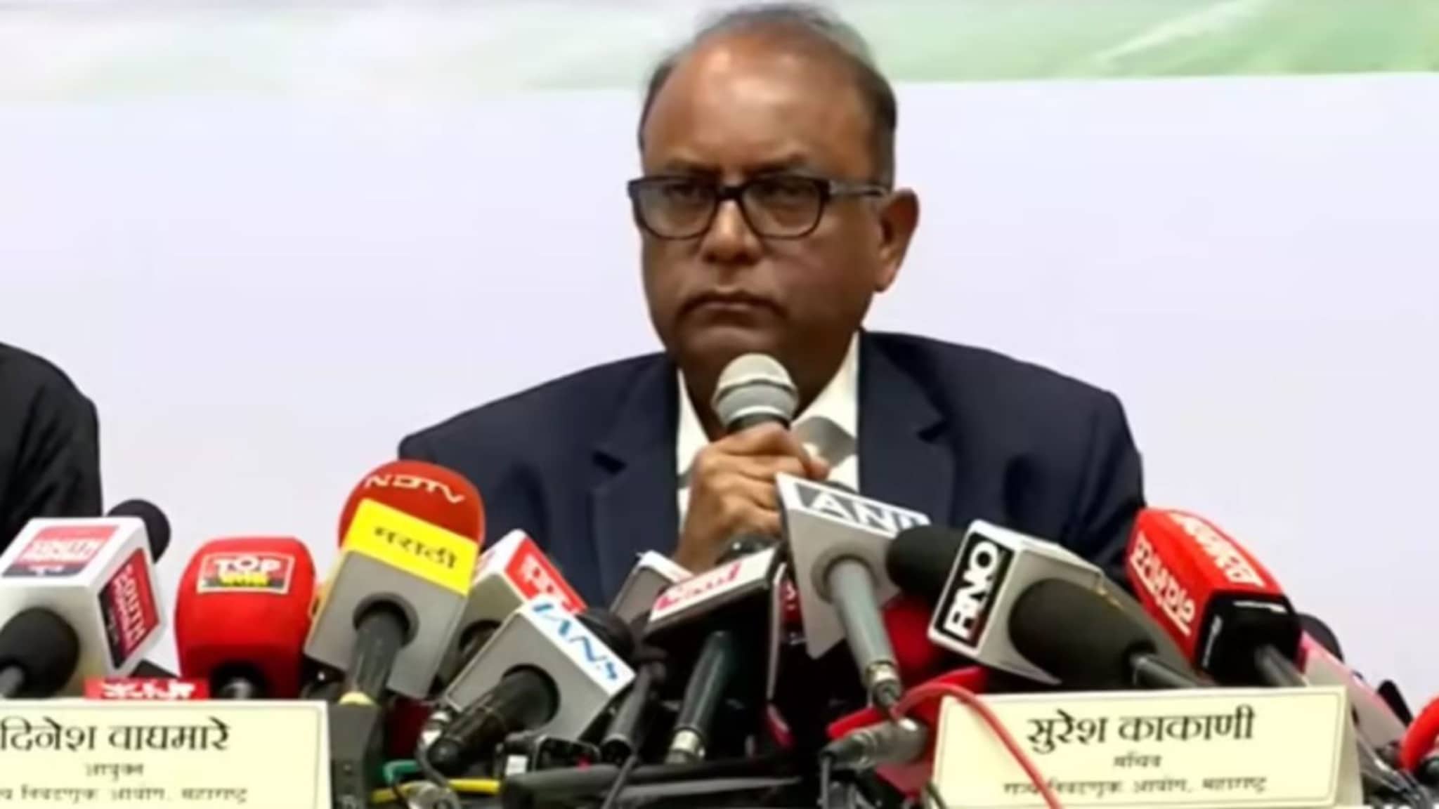 मतमोजणी दिवशी गोंधळ झाल्यास... निवडणूक आयोगाकडून अधिकाऱ्यांना महत्त्वाच्या सूचना मतमोजणी दिवशी गोंधळ झाल्यास... निवडणूक आयोगाकडून अधिकाऱ्यांना महत्त्वाच्या सूचना