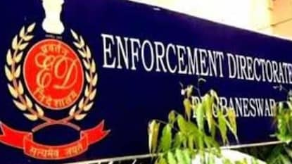 एकाचवेळी 5 ठिकाणी धाड, ईडीच्या कारवाईने बारामतीत खळबळ, कोट्यवधींचा घोटाळा प्रकरणी कारवाई एकाचवेळी 5 ठिकाणी धाड, ईडीच्या कारवाईने बारामतीत खळबळ, कोट्यवधींचा घोटाळा प्रकरणी कारवाई