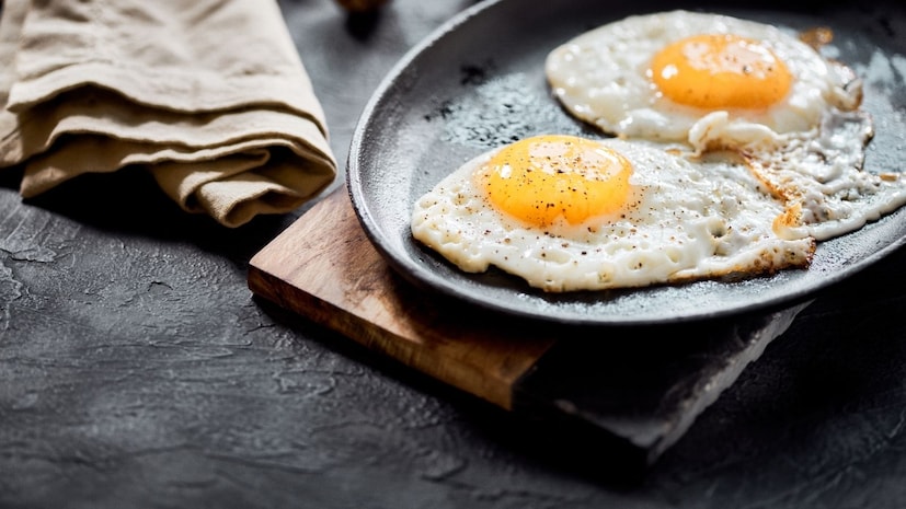 लठ्ठ व्यक्तींनी शक्यतो उकडलेलं अंडं खावं, ऑम्लेट वगैरे तेलातील अंडं खाऊ नये, पिवळा भाग खाऊ नये. तर ज्यांना वजन वाढवायचं ते अंड्यातील पिवळा भाग आणि ऑमलेटही खाऊ शकतात. उकडलेल्या अंड्याचा पांढरा भाग खायचा तर मग दोन अंडी असतील तर एका अंड्याचा पिवळ बलक खा, असा सल्ला डॉ. जावळे यांनी त्यांच्या युट्युब चॅनेलवर पोस्ट केलेल्या व्हिडीओतून दिला आहे.