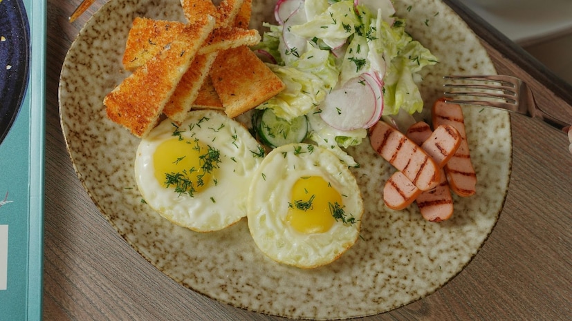 अंड्यामुळे स्टॅमिना, शक्ती वाढते. स्नायू, हाडं, सांधे मजबूत होतात, रक्ताचं प्रमाणही वाढतं.  प्रेग्नंट महिलांनी नियमित अंडी खाल्ली तर त्यांचं आरोग्य चांगलं राहतं. पोटातील बाळाची वाढ, त्याच्या अवयवांची वाढ चांगली होण्यास मदत होते. स्टॅमिना, शक्ती वाढते.