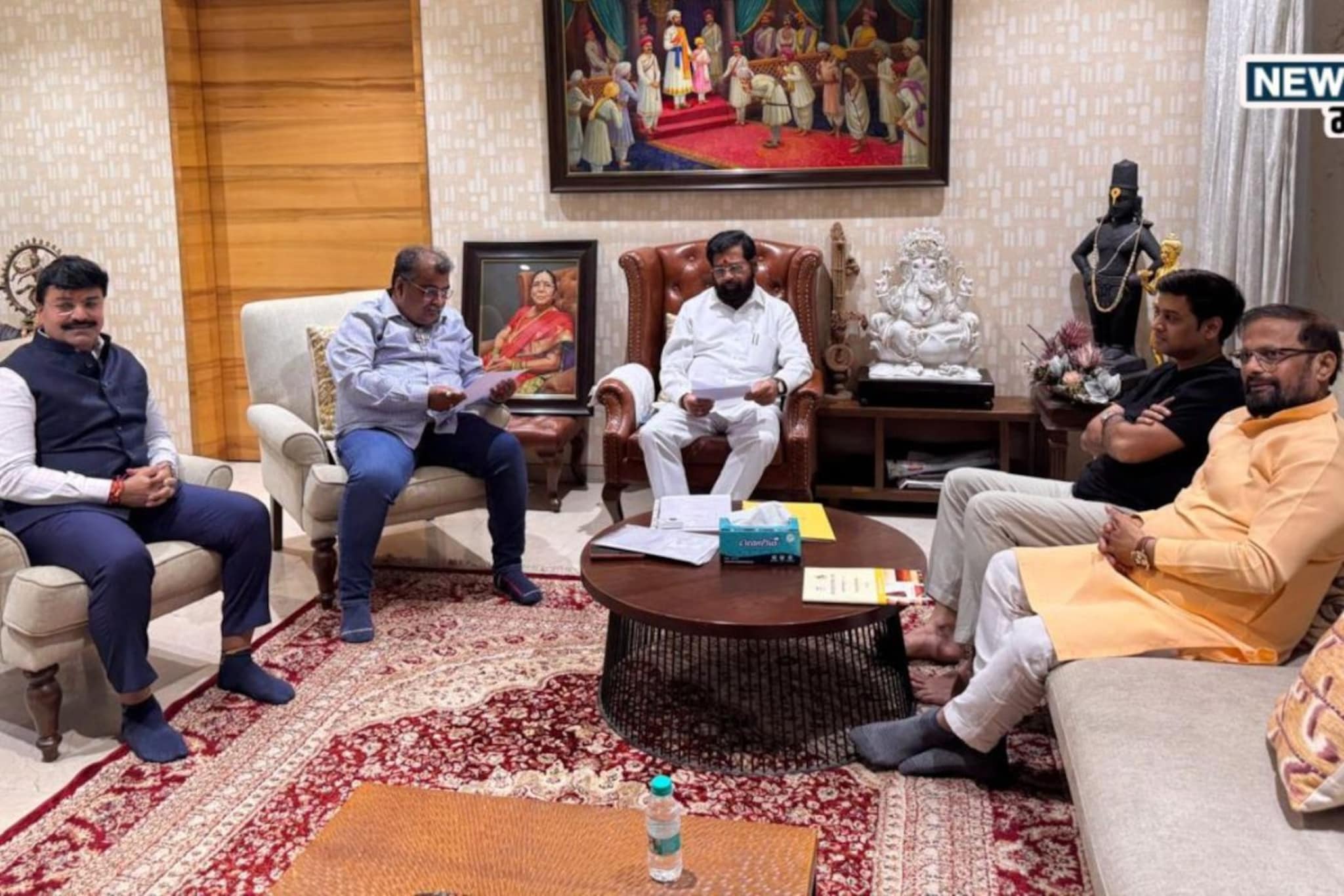 Eknath Shinde Ravindra Chavan: शिंदेंच्या निवासस्थानी ५ तास मॅरेथॉन बैठक, रविंद्र चव्हाणांसोबतच्या बैठकीत महायुतीचं काय ठरलं? Eknath Shinde Ravindra Chavan: शिंदेंच्या निवासस्थानी ५ तास मॅरेथॉन बैठक, रविंद्र चव्हाणांसोबतच्या बैठकीत महायुतीचं काय ठरलं?