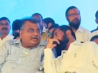 व्यासपीठावर केमिस्ट्री दिसली पण भाषणात सूर जुळेना, शिंदे-चव्हाण एकाच मंचावर, नेमकं घडलं काय? व्यासपीठावर केमिस्ट्री दिसली पण भाषणात सूर जुळेना, शिंदे-चव्हाण एकाच मंचावर, नेमकं घडलं काय?