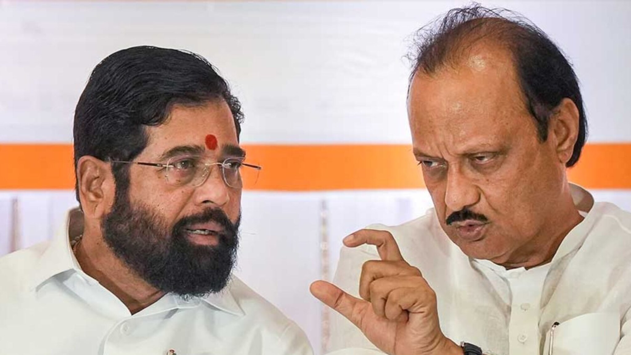 मोठी बातमी! राज्याच्या दोन उपमुख्यमंत्र्यासह 20 नेत्यांना 'ती' वक्तव्ये भोवणार, कलेक्टरांना अहवाल देण्याचे आदेश