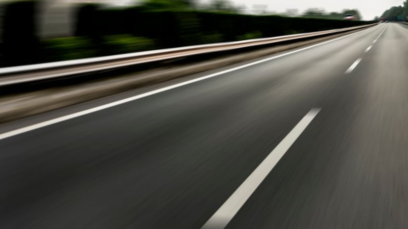 हायवे, एक्स्प्रेस-वे इथली सुरक्षा म्हणजे सामान्यपणे अपघाताचा विषय. हायवेवरील अपघाताच्या बातम्या येतात. पण सध्या हायवेवरील सुरक्षा अपघातापर्यंत राहिली नाही तर ती प्रायव्हेट गोष्टीपर्यंत पोहोचली आहे. तुम्हाला वाचूनच धक्का बसेल. हायवेवर आता प्रायव्हेसी धोक्यात आली आहे. हायवेवरून गाडी नेणाऱ्या एका कपलचा खासगी व्हिडीओ व्हायरल झाला आणि एकच खळबळ उडाली. यानंतर असे कित्येक कपलचे खासगी व्हिडीओ बनवल्याचं उघड झालं आहे.