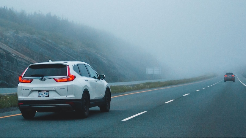 जनतेला सुरक्षित आणि कार्यक्षम प्रवास सुनिश्चित करण्यासाठी सरकारने कोट्यवधी रुपये खर्चून पूर्वांचल एक्सप्रेसवे बांधला. एक्सप्रेसवेवर दर 10 किलोमीटर अंतरावर स्मार्ट सीसीटीव्ही कॅमेरे बसवण्यात आले होते, जे वेगाचे निरीक्षण करतात आणि आपत्कालीन परिस्थितीची तात्काळ सूचना देतात. टोलवर पोलीस, अग्निशमन विभाग आणि युपिडा वाहनंदेखील तैनात आहेत.