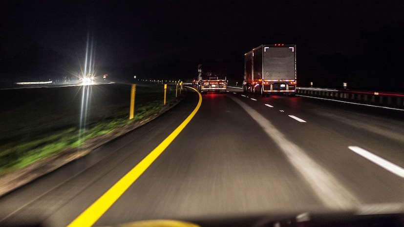 व्हिडिओ रेकॉर्ड केल्यानंतर 2 कर्मचाऱ्यांनी सुमारे 13 किलोमीटरपर्यंत दुचाकीवरून कारचा पाठलाग केला. त्यांनी कार थांबवायला लावली. कारमधील कपलला को व्हिडिओ दाखवला आणि तो व्हायरल करण्याची धमकी दिली. त्याबदल्यात त्यांनी पैशांची मागणी केली. संभाषणाचे सीसीटीव्ही फुटेज देखील समोर आले आहे, ज्यामध्ये कर्मचारी तरुणाला धमकावताना दिसत आहेत.