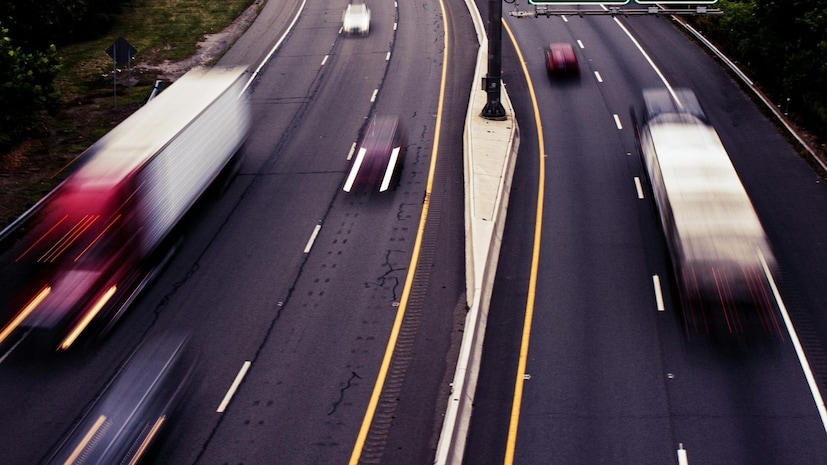 उत्तर प्रदेशातील पूर्वांचल एक्सप्रेसवेवर अशी घटना समोर आली आहे, ज्यामुळे महामार्गावरून प्रवास करणाऱ्या प्रत्येकाच्या सुरक्षिततेवर आणि गोपनीयतेवर गंभीर प्रश्नचिन्ह उपस्थित झाले आहे.  25 ऑक्टोबर रोजीची ही घटना. आझमगडहून लखनऊला जाणारं एक नवविवाहित जोडपं पूर्वांचल एक्सप्रेस वेवरील 93 व्या किलोमीटरच्या पॉइंटवरून जात होतं.