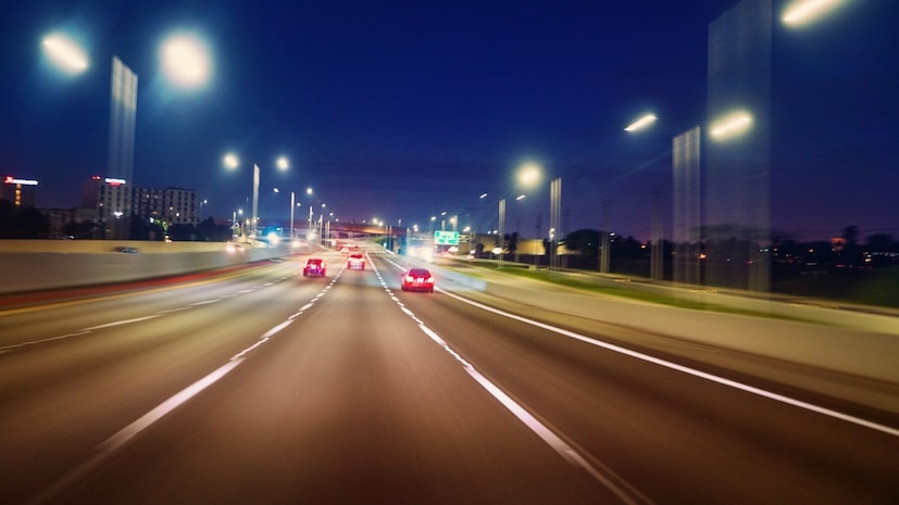 पण एक्सप्रेसवेवर वाहनांच्या वेगावर लक्ष ठेण्यासाठी हायटेक कॅमेरे बसवण्यात आले पण आता काही कर्मचारी लोकांच्या खाजगी आयुष्यात डोकावण्यासाठी या कॅमेऱ्यांचा गैरवापर करत असल्याचं समोर आलं आहे. एटीएम ऑपरेशन्ससाठी जबाबदार असलेल्या SCIPL च्या काही कर्मचाऱ्यांनी या प्रणालीला ब्लॅकमेलिंगचे केंद्र बनवलं.