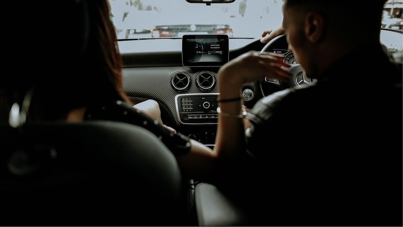 हलियापूर टोल प्लाझावरील एटीएम नियंत्रण कक्षातील कर्मचाऱ्यांना सीसीटीव्ही स्क्रीनवर कार दिसली. कारमध्ये हे कपल रोमान्स करताना दिसत होते. व्हिडिओ कॅमेऱ्याचा वापर करून नियंत्रण कक्षाच्या कर्मचाऱ्यांनी हा व्हिडीओ रेकॉर्ड केला.