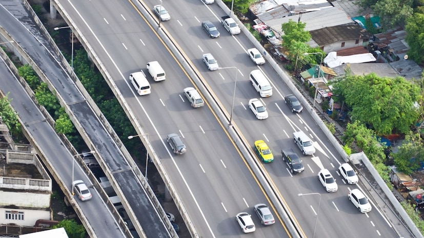 पोलिसांनी 3 कर्मचाऱ्यांना अटक केली आहे आणि एक आरोपी फरार आहे. यामध्ये एटीएमचे सहाय्यक व्यवस्थापक आशुतोष सरकार, कर्मचारी अभिषेक तिवारी आणि सिस्टीम इंजिनिअर प्रमोद प्रमोद पटेल यांचा समावेश आहे, ज्यांनी या जोडप्याला ब्लॅकमेल केलं होतं. व्हिडिओ व्हायरल करणारा शशांक शेखर सिंग फरार असून त्याचा शोध सुरू आहे. कंपनीने संबंधित कर्मचाऱ्यांना काढून टाकलं आहे आणि नियंत्रण कक्षात काम करणाऱ्या सर्व कर्मचाऱ्यांवर अधिक लक्ष ठेवण्यात आलं आहे.