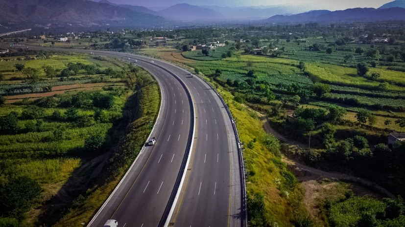 आज तकच्या रिपोर्टनुसार आता हा व्हिडीओ व्हायरल झाल्यानंतर हलियापूर टोलजवळ राहणाऱ्या गावकऱ्यांमध्येही भीतीचं वातावरण आहे. कारण गावकऱ्यांच्या म्हणणं आहे की, कॅमेऱ्यांची पोहोच खूप खोलवर आहे. ते शेतात काम करणाऱ्या महिलांनाही कैद करू शकतात. गेल्या अडीच वर्षांत किती व्हिडिओ रेकॉर्ड केले गेले आणि व्हायरल झाले हे माहित नाही. (सर्व फोटो : प्रतीकात्मक)