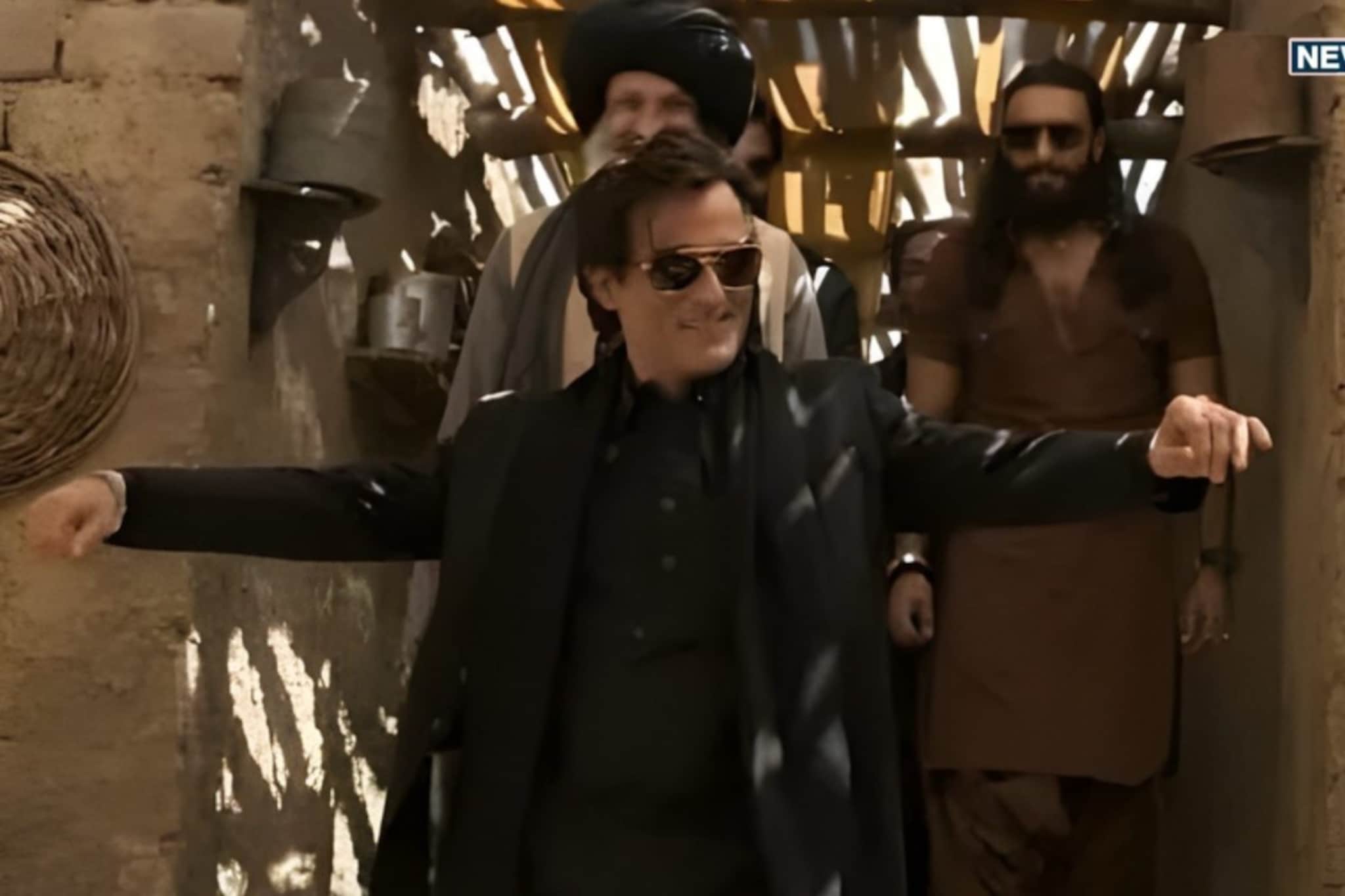 अक्षय खन्नाच्या जबरदस्त एन्ट्रीमुळे व्हायरल झालं FA9LA Song,पण गाण्याचा अर्थ काय अक्षय खन्नाच्या जबरदस्त एन्ट्रीमुळे व्हायरल झालं FA9LA Song,पण गाण्याचा अर्थ काय