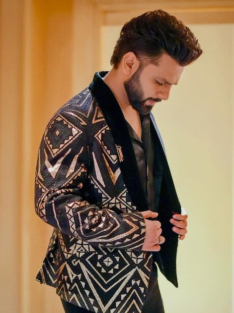 गायकाने त्याच्या इन्स्टाग्रामवर विमानाची तिकिटं शेअर करत ही माहिती दिली. गोव्याहून मुंबईला येण्यासाठी इतके पैसे कसे लागले असा प्रश्न तुम्हाला पडला असेल? यामागचं कारणही गायकानं सांगितलं. 