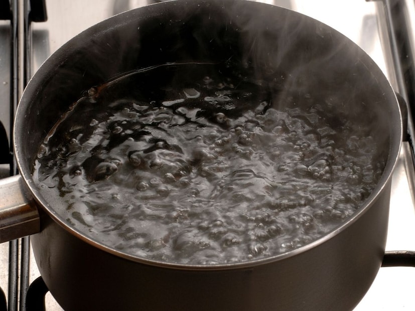 भांड्यात पाणी घेऊन त्यात बडीशेप, जिरं, छोटी वेलची टाकून भांडं गॅसवर ठेवा. हाय फ्लेमवर वाफ येईपर्यंत उकळून घ्या. एक उकळी आली की गॅसची आच मंद करून 10 मिनिटं मंद आचेवर उकळून घ्या. आता काढा गाळून घ्या.