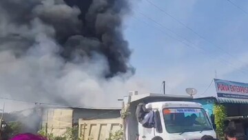 फटाक्याची ठिणगी उडाली अन् धमाका, पंढरपुरात दुकानाला भीषण आग, PHOTO