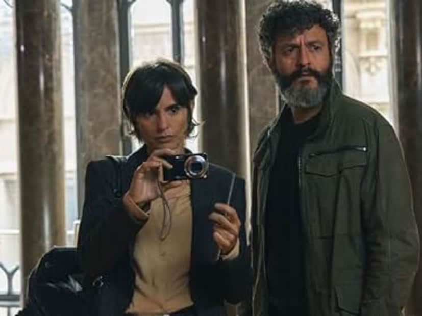  सिटी ऑफ शॅडोज (City of Shadows) : आरो सैंझ दे ला माजा यांच्या कादंबरीवर आधारित City of Shadows ही सहा-एपिसोडची स्पॅनिश क्राईम थ्रिलर मिनी-सीरिज आहे. यात बदनाम डिटेक्टिव्ह मिलो मलार्टची कथा दाखवण्यात आली आहे. ही सीरिज 12 डिसेंबरपासून प्रेक्षकांना नेटफ्लिक्स या ओटीटी प्लॅटफॉर्मवर पाहता येईल.