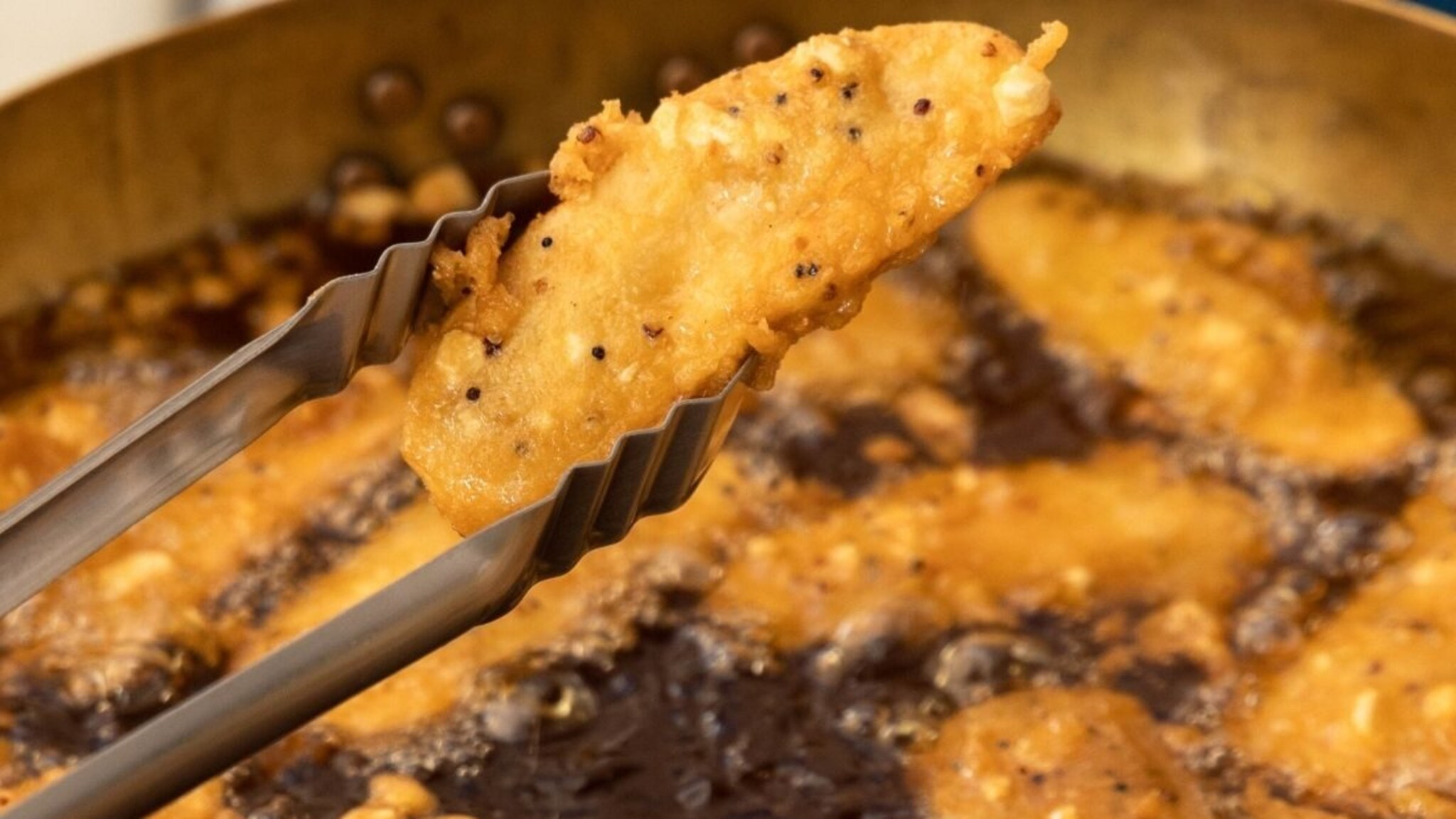 Chef Kitchen Tips : कमीत कमी तेलात भजी कशा तळायच्या? शेफ पंकजने सांगितली ट्रिक Chef Kitchen Tips : कमीत कमी तेलात भजी कशा तळायच्या? शेफ पंकजने सांगितली ट्रिक