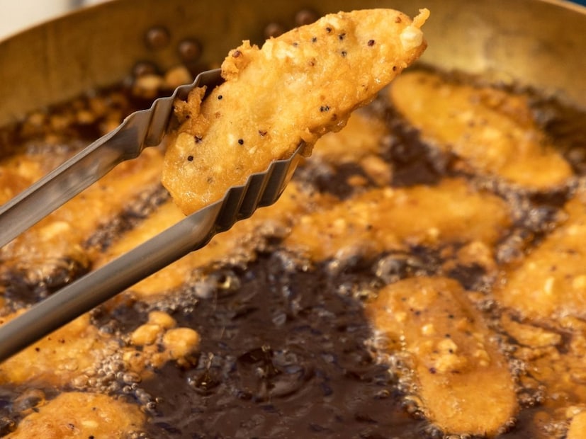 आणि सगळ्यात महत्त्वाची टिप म्हणजे तेलात मीठ टाका. यामुळे भजी एकदम कमी तेल शोषून घेतात. तुम्ही पाहाल तर भजी बिलकुल तेलकट दिसणार नाही.