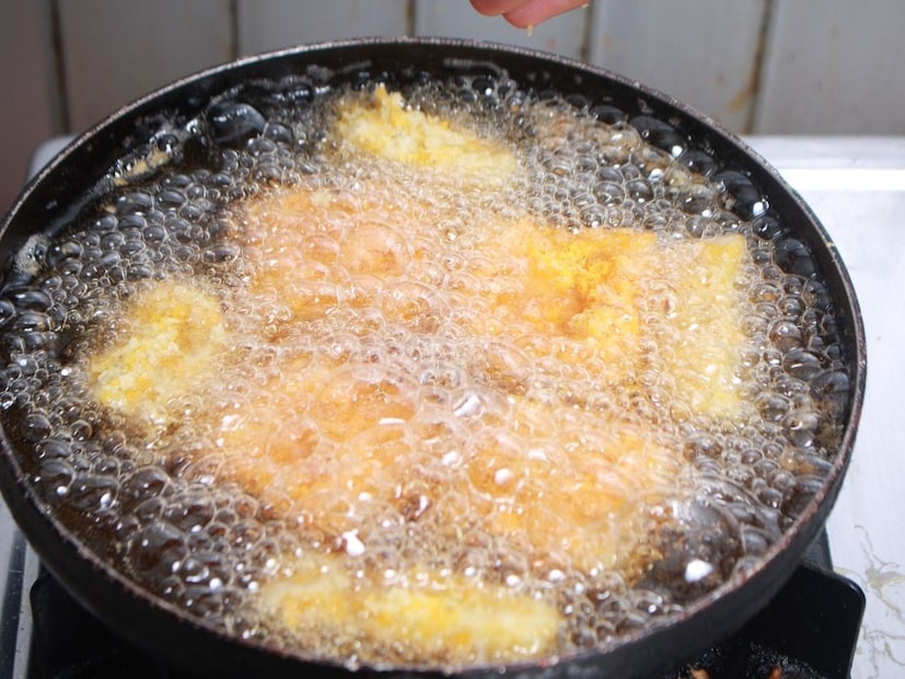 भजी तळताना सगळ्यात महत्त्वाचं असतं ते तेलाचं तापमान. तेल धूर येईपर्यंत गरमही करू नये आणि एकदम थंडही असू नये. ते मध्यम गरम असावं.