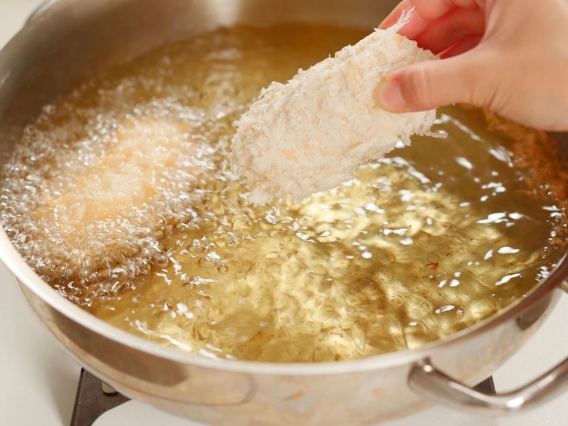 तेल जास्त गरम झालं तर भजी टाकल्या टाकल्या लगेच ब्राऊन होतील पण आतून कच्च्या राहतील तर एकदम थंड असताना तळल्या तर त्या जास्त तेल शोषतील.