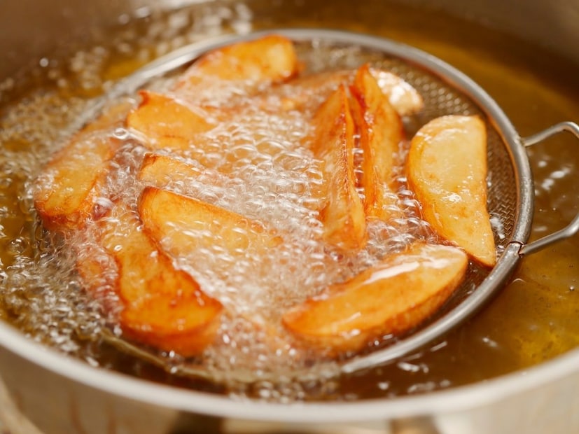 शेफ पंकज यांनी कमीत कमी तेलात भजी कशी तळायची याची सोपी ट्रिक सांगितली आहे. या ट्रिकने भजी तळली तर ती बिलकुल तेलकट होणार नाही.