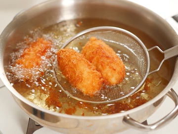 Chef Kitchen Tips : कमीत कमी तेलात भजी कशा तळायच्या? शेफ पंकजने सांगितली ट्रिक Chef Kitchen Tips : कमीत कमी तेलात भजी कशा तळायच्या? शेफ पंकजने सांगितली ट्रिक