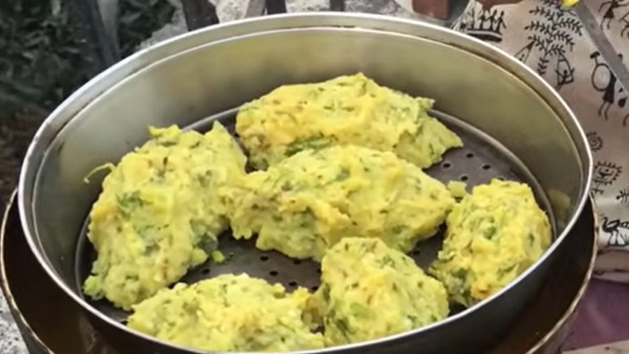 Dal Funke Recipe : तेलकट भजी नको, बनवा बिनतेलाचे फुनके; थंडीसाठी पौष्टिक पण भन्नाट रेसिपी Dal Funke Recipe : तेलकट भजी नको, बनवा बिनतेलाचे फुनके; थंडीसाठी पौष्टिक पण भन्नाट रेसिपी